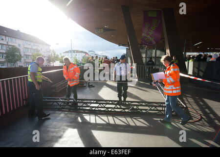 Zürich, Schweiz. 13. August 2014. Stahlmasten fielen bei starkem Wind auf die Europäische Leichtathletik Weltmeisterschaften 2014 im Letzigrund Stadion in Zürich, Schweiz, 13. August 2014 über. Foto: Bernd Thissen/Dpa/Alamy Live News Stockfoto