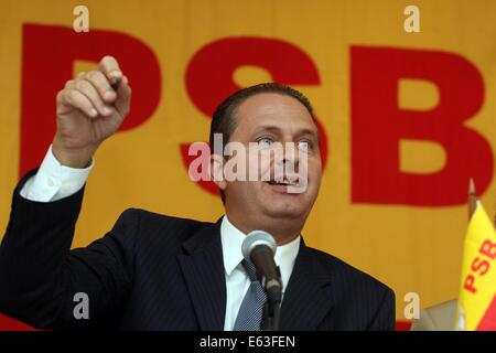 Santos. 13. August 2014. Datei-PIX: aufgenommen am 21. Mai 2010 zeigt Eduardo Campos besucht ein Treffen von der brasilianischen Sozialdemokratischen Partei (PSB), im Stadt Brasilia, Brasilien. Eduardo Campos, brasilianischer Präsidentschaftskandidat, starb am Mittwochmorgen bei einem Flugzeugabsturz in Santos, im südöstlichen brasilianischen Bundesstaat Sao Paulo. Bildnachweis: Andre Dusek/AGENCIA ESTADO/Xinhua/Alamy Live-Nachrichten Stockfoto