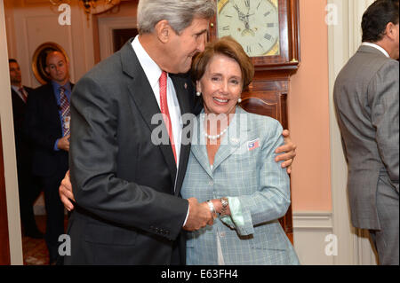 US-Außenminister John Kerry grüßt Nancy Pelosi, Minorität-Führer des US-Repräsentantenhauses, bei einem Empfang anlässlich den erste Spatenstich für den USA-Pavillon auf der Mailänder Expo 2015 an das US-Außenministerium in Washington, D.C., o Stockfoto