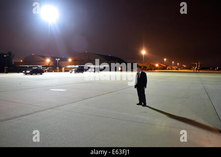 Ein diplomatischer Sicherheitsservice Agent steht Uhr als die Wagenkolonne mit US-Außenminister John Kerry auf Andrews Air Force Base in einem Vorort von Washington in den frühen Morgenstunden des 21. Juli 2014, kommt als Sekretär nach Ägypten in Sup geleitet Stockfoto