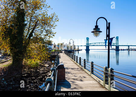 Die Innenstadt von Riverwalk neben Cape Fear River mit Cape Fear Memorial Bridge in Ferne, Wilmington, North Carolina, USA Stockfoto