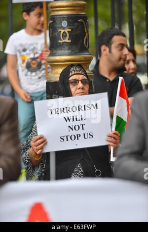 Whitehall, London, UK. 13. August 2014. Solidarität gegen ISIS Demonstranten halten Banner in der Demonstration gegen die Gruppe und deren Auswirkungen auf Syrien, Kurdistan und den Irak. Bildnachweis: Matthew Chattle/Alamy Live-Nachrichten Stockfoto