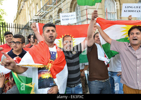 Whitehall, London, UK. 13. August 2014. Solidarität gegen ISIS Demonstranten halten Banner in der Demonstration gegen die Gruppe und deren Auswirkungen auf Syrien, Kurdistan und den Irak. Bildnachweis: Matthew Chattle/Alamy Live-Nachrichten Stockfoto