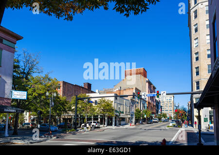 Front Street an der Kreuzung mit der Market Street im historischen Stadtzentrum von Wilmington, North Carolina, USA Stockfoto