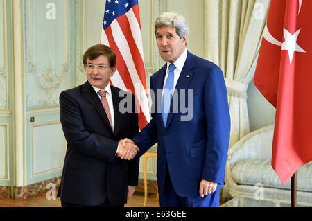 US-Außenminister John Kerry schüttelt die Hand mit der türkische Außenminister Ahmet Davutoglu in der US-Botschafters in Paris, Frankreich, am 26. Juli 2014, zu Beginn einer Runde treffen konzentrierte sich auf regionale und internationale Anstrengungen zu brin Stockfoto