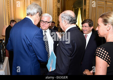 US-Außenminister John Kerry plaudert mit Bundesaußenminister Frank-Walter Steinmeier als der französische Außenminister Laurent Fabius, betrachten der türkische Außenminister Ahmet Davutoglu und der italienische Außenminister Federica Mogherini auf dem Quai d ' Orsay Stockfoto