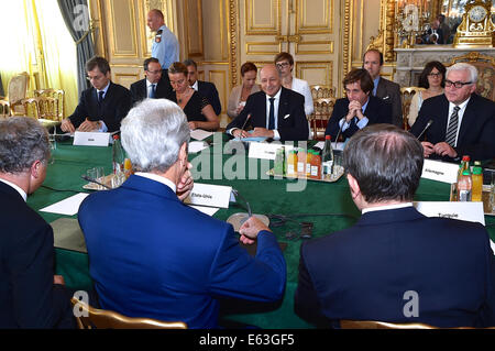 US-Außenminister John Kerry schließt sich der französische Außenminister Laurent Fabius und seinen Kollegen aus Deutschland, Italien, Katar, Türkei und das Vereinigte Königreich des Quai d ' Orsay in Paris, Frankreich, am 26. Juli 2014, zu Beginn der Fraktionssitzung über Stockfoto