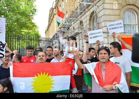 Whitehall, London, UK. 13. August 2014. Solidarität gegen ISIS Demonstranten halten Banner in der Demonstration gegen die Gruppe und deren Auswirkungen auf Syrien, Kurdistan und den Irak. Bildnachweis: Matthew Chattle/Alamy Live-Nachrichten Stockfoto