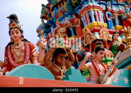 GEORGETOWN, MALAYSIA: Bunten geschnitzte Figuren schmücken das Dach des Arulmigo Sri Kamatchi Amman Devastanam Hindu-Tempel Stockfoto