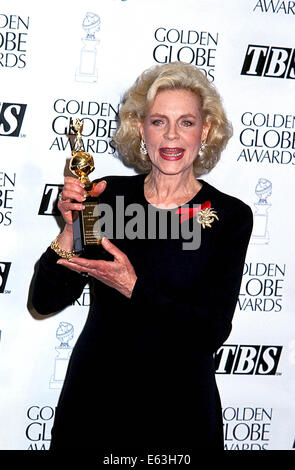 UNS. 13. August 2014. Datei-PIX: LAUREN BACALL (Sept. 16, 1924 - 12. August 2014) geboren Betty Joan Perske, war eine US-amerikanische Film- und Theaterschauspielerin und Modell, bekannt für ihre unverwechselbaren rauchigen Stimme und schwül sieht. Sie tauchte erstmals als Hauptdarstellerin in der Humphrey Bogart-Film-Noir-Filme von 1940, sowie komödiantische Rollen in "Wie einen Millionär zu heiraten" (1953) und "Gestaltung Frau" (1957). Bacall habe auch Broadway-Musicals, gewann Tony Awards für "Applaus" im Jahr 1970 und "Woman of the Year" im Jahr 1981. Bildnachweis: ZUMA Press, Inc./Alamy Live-Nachrichten Stockfoto