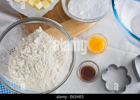 Backzutaten einschließlich Mehl, Eigelb und extrahieren Vanille, mit Ausstecher. Stockfoto