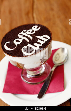 Tiramisu im Glas mit Coffee Club Schild Stockfoto