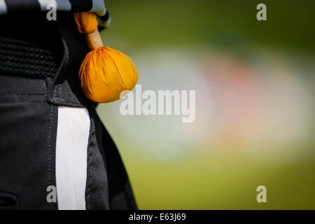 Detail eines American Football-Schiedsrichter mit einer gelben Fahne Stockfoto