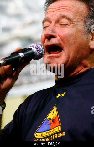 Academy Award ausgezeichneten Schauspieler und Komiker Robin Williams führt für die amerikanischen Truppen auf Kontingenz operative Basis Speicher während der USO Christmas Tour 2007 19. Dezember 2007 in Tikrit, Irak. Stockfoto