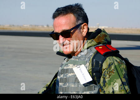 Academy Award ausgezeichneten Schauspieler und Komiker Robin Williams kommt bei Kontingenz operative Basis Speicher für 2007 USO Christmas Tour 19. Dezember 2007 in Tikrit, Irak. Stockfoto