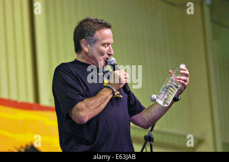 Academy Award ausgezeichneten Schauspieler und Komiker Robin Williams führt für die amerikanischen Truppen auf Kontingenz operative Basis Speicher während der USO Christmas Tour 2007 19. Dezember 2007 in Tikrit, Irak. Stockfoto