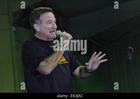 Academy Award ausgezeichneten Schauspieler und Komiker Robin Williams führt für die amerikanischen Truppen auf Kontingenz operative Basis Speicher während der USO Christmas Tour 2007 19. Dezember 2007 in Tikrit, Irak. Stockfoto