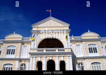 GEORGETOWN, MALAYSIA: Prächtige klassizistische Rathaus am Jalan P. Kota Lama mit seiner schönen Pfirsich und weißer Farbgebung Stockfoto