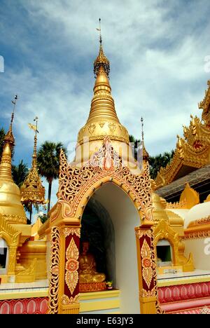 GEORGETOWN, MALAYSIA: Buddha in einer Nische und die goldene Stupa im birmanischen buddhistischen Tempel Dhammikarama Stockfoto