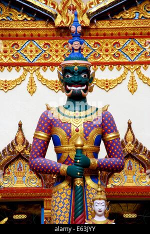 GEORGETOWN, MALAYSIA: Ein riesiger Dämon Wächter steht vor der c. 1900 Chaiyamangalaram Thai buddhistischen Tempel Wat Stockfoto