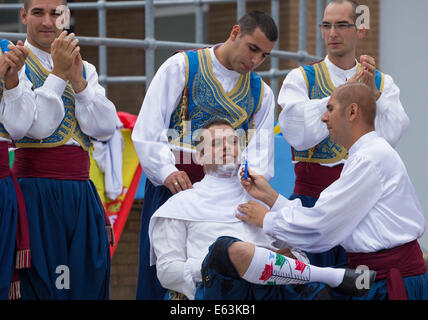 Mittwoch, 13. August 2014 Billingham, Nord-Ost-England, UK. Tänzer aus Zypern wird rasiert, während Balztanz an der 50. Billingham internationale Folklore-Festival. Stockfoto