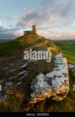 Die Kirche von St. Michael de Rupe sitzt stolz auf Brentor, Dartmoor, Devon. Stockfoto