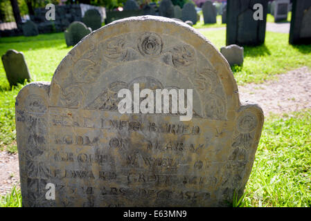 Grabsteine auf dem Charter Street Burial Ground, bekannt als Olde Burying Punkt, Kolonialzeit Friedhof, Salem Massachusetts. Stockfoto