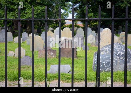 Grabsteine auf dem Charter Street Burial Ground, bekannt als Olde Burying Punkt, Kolonialzeit Friedhof, Salem Massachusetts. Stockfoto