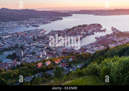 Bergen-Übersicht von Mt. Floyen bei Sonnenuntergang, Norwegen Stockfoto