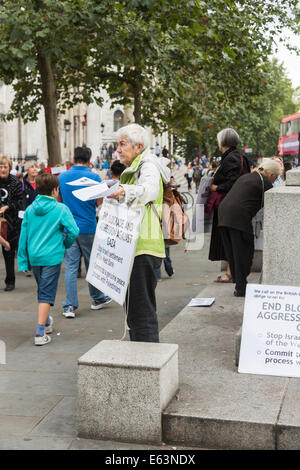 London, UK. 13. August 2014. Frauen beschreibt sich selbst als "Frauen In Schwarz gegen Militarismus und Krieg" verteile Flugblätter an Passanten am Edith Calvert Memorial in der West End von London, UK, um Unterstützung für die britische Regierung auffordern, ihren Einfluss geltend machen, um was sie beschreiben, wie die Blockade und die Aggression gegen Gaza zu beenden. Die britische Regierung kritisiert von ihrer Position im Kabinett als Minister des Auswärtigen Amtes für nicht mehr tun, um in der Ausgabe, führte zum Rücktritt der Baronin Warsi (Sayeeda Warsi) eingreifen und sie fährt fort, die Regierung zu kritisieren Stockfoto