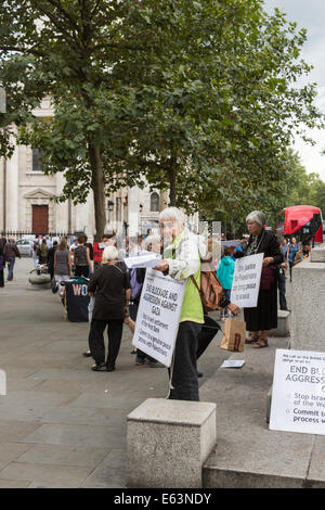 London, UK. 13. August 2014. Frauen beschreibt sich selbst als "Frauen In Schwarz gegen Militarismus und Krieg" verteile Flugblätter an Passanten am Edith Calvert Memorial in der West End von London, UK, um Unterstützung für die britische Regierung auffordern, ihren Einfluss geltend machen, um was sie beschreiben, wie die Blockade und die Aggression gegen Gaza zu beenden. Die britische Regierung kritisiert von ihrer Position im Kabinett als Minister des Auswärtigen Amtes für nicht mehr tun, um in der Ausgabe, führte zum Rücktritt der Baronin Warsi (Sayeeda Warsi) eingreifen und sie fährt fort, die Regierung zu kritisieren Stockfoto