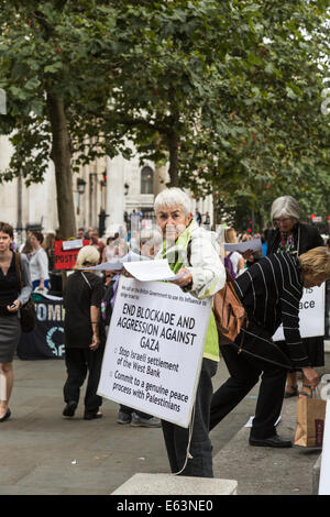 London, UK. 13. August 2014. Frauen beschreibt sich selbst als "Frauen In Schwarz gegen Militarismus und Krieg" verteile Flugblätter an Passanten am Edith Calvert Memorial in der West End von London, UK, um Unterstützung für die britische Regierung auffordern, ihren Einfluss geltend machen, um was sie beschreiben, wie die Blockade und die Aggression gegen Gaza zu beenden. Die britische Regierung kritisiert von ihrer Position im Kabinett als Minister des Auswärtigen Amtes für nicht mehr tun, um in der Ausgabe, führte zum Rücktritt der Baronin Warsi (Sayeeda Warsi) eingreifen und sie fährt fort, die Regierung zu kritisieren Stockfoto