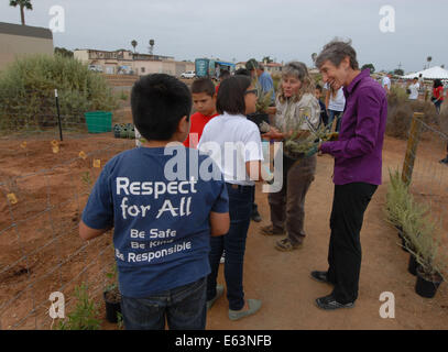 San Diego, Kalifornien, USA. 13. August 2014. Minister fuer dem inneren Sally Jewell interagiert mit Schulkindern während Besuch des San Diego National Wildlife Refuge, wo sie, dass angekündigt, San Diego National Wildlife Refuge Complex eine zusätzliche $ 1 Million erhalten würde bei der Finanzierung, um neue Zielgruppen zu erreichen und Südkalifornien städtischen Gemeinden und Jugend in Naturschutz und Erholung im Freien. Die Berghütte ist die erste unter der Nation urban national Wildlife Refuge auf diese neue Auszeichnung durch einen bundesweiten Wettbewerb. Die Schutzhütte siegreiche Vorschlag, SoCal Urban W Stockfoto