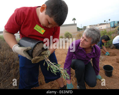 San Diego, Kalifornien, USA. 13. August 2014. Minister fuer dem inneren Sally Jewell interagiert mit Schulkindern während Besuch des San Diego National Wildlife Refuge, wo sie, dass angekündigt, San Diego National Wildlife Refuge Complex eine zusätzliche $ 1 Million erhalten würde bei der Finanzierung, um neue Zielgruppen zu erreichen und Südkalifornien städtischen Gemeinden und Jugend in Naturschutz und Erholung im Freien. Die Berghütte ist die erste unter der Nation urban national Wildlife Refuge auf diese neue Auszeichnung durch einen bundesweiten Wettbewerb. Die Schutzhütte siegreiche Vorschlag, SoCal Urban W Stockfoto