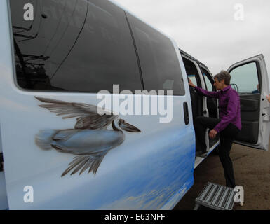 San Diego, Kalifornien, USA. 13. August 2014. Minister fuer dem inneren Sally Jewell besucht das San Diego National Wildlife Refuge, wo sie bekannt, dass San Diego National Wildlife Refuge Complex eine zusätzliche $ 1 Million erhalten würde bei der Finanzierung, um neue Zielgruppen zu erreichen und Südkalifornien städtischen Gemeinden und Jugend in Naturschutz und Erholung im Freien. Die Berghütte ist die erste unter der Nation urban national Wildlife Refuge auf diese neue Auszeichnung durch einen bundesweiten Wettbewerb. Die Schutzhütte siegreiche Vorschlag, SoCal Urban Wildlife Refuge Project enthält Stockfoto