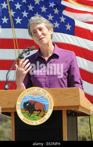 San Diego, Kalifornien, USA. 13. August 2014. Minister fuer dem inneren Sally Jewell besucht das San Diego National Wildlife Refuge, wo sie bekannt, dass San Diego National Wildlife Refuge Complex eine zusätzliche $ 1 Million erhalten würde bei der Finanzierung, um neue Zielgruppen zu erreichen und Südkalifornien städtischen Gemeinden und Jugend in Naturschutz und Erholung im Freien. Die Berghütte ist die erste unter der Nation urban national Wildlife Refuge auf diese neue Auszeichnung durch einen bundesweiten Wettbewerb. Die Schutzhütte siegreiche Vorschlag, SoCal Urban Wildlife Refuge Project enthält Stockfoto