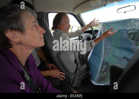 San Diego, Kalifornien, USA. 13. August 2014. Minister fuer dem inneren Sally Jewell hört um Manager Brian Collins bei einem Besuch in San Diego National Wildlife Refuge Zuflucht, wo sie bekannt, dass San Diego National Wildlife Refuge Complex eine zusätzliche $ 1 Million erhalten würde bei der Finanzierung, um neue Zielgruppen zu erreichen und Südkalifornien städtischen Gemeinden und Jugend in Naturschutz und Erholung im Freien. Die Berghütte ist die erste unter der Nation urban national Wildlife Refuge auf diese neue Auszeichnung durch einen bundesweiten Wettbewerb. Die Zuflucht der Gewinn Vorschlag, der So Stockfoto