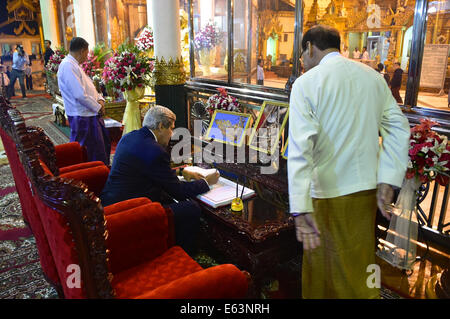 US-Außenminister John Kerry unterschreibt das Gästebuch in der buddhistischen Shwedagon Pagode bei seinem Stopp in Rangun, Burma, am 10. August 2014. Stockfoto
