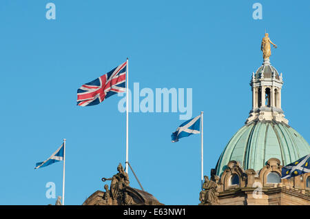 Flaggen wehen auf dem Dach der Lloyds Bank Hauptsitz auf dem Hügel in Edinburgh. Stockfoto