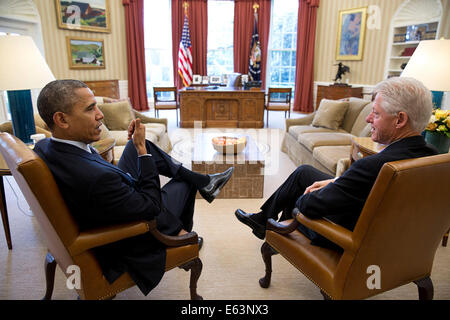 Präsident Barack Obama trifft sich mit ehemaligen Präsidenten Bill Clinton im Oval Office, 1. Mai 2014. Stockfoto