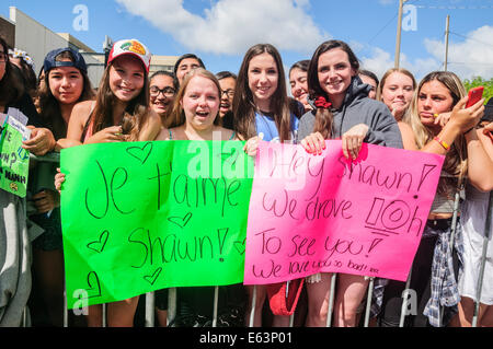 Toronto, Kanada. 13. August 2014. Einige Fans fuhren 10 Stunden, um ihre Helden zu sehen. Sechzehn Jahre alten kanadischen Teenie Musiker Shawn Mendes ein Ständchen Fans bei einem Auftritt im Vorort Toronto Scarborough. Bildnachweis: Victor Biro/Alamy Live-Nachrichten Stockfoto