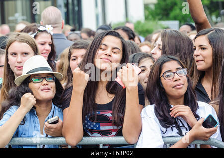 Toronto, Kanada. 13. August 2014. Sechzehn Jahre alten kanadischen Teenie Musiker Shawn Mendes ein Ständchen Fans bei einem Auftritt im Vorort Toronto Scarborough. Bildnachweis: Victor Biro/Alamy Live-Nachrichten Stockfoto