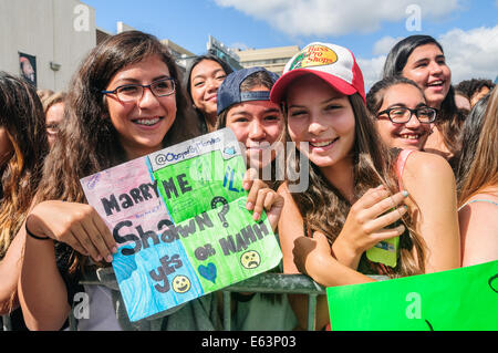 Toronto, Kanada. 13. August 2014. Heiratsanträge wurden ein gemeinsames Thema. Sechzehn Jahre alten kanadischen Teenie Musiker Shawn Mendes ein Ständchen Fans bei einem Auftritt im Vorort Toronto Scarborough. Bildnachweis: Victor Biro/Alamy Live-Nachrichten Stockfoto