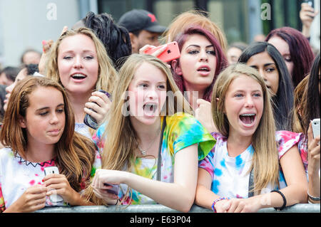 Toronto, Kanada. 13. August 2014. Sechzehn Jahre alten kanadischen Teenie Musiker Shawn Mendes ein Ständchen Fans bei einem Auftritt im Vorort Toronto Scarborough. Bildnachweis: Victor Biro/Alamy Live-Nachrichten Stockfoto