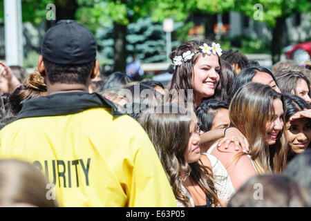 Toronto, Kanada. 13. August 2014. Sechzehn Jahre alten kanadischen Teenie Musiker Shawn Mendes ein Ständchen Fans bei einem Auftritt im Vorort Toronto Scarborough. Bildnachweis: Victor Biro/Alamy Live-Nachrichten Stockfoto