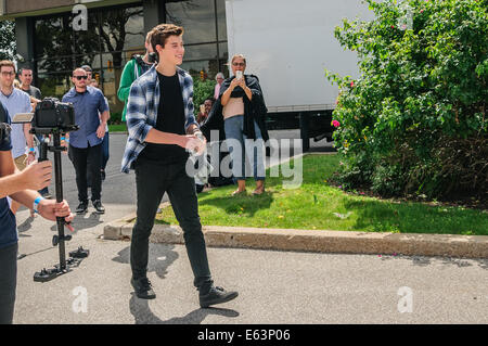Toronto, Kanada. 13. August 2014. Mendes kommt für seinen Auftritt. Sechzehn Jahre alten kanadischen Teenie Musiker Shawn Mendes ein Ständchen Fans bei einem Auftritt im Vorort Toronto Scarborough. Bildnachweis: Victor Biro/Alamy Live-Nachrichten Stockfoto