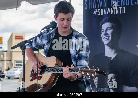 Toronto, Kanada. 13. August 2014. Sechzehn Jahre alten kanadischen Teenie Musiker Shawn Mendes ein Ständchen Fans bei einem Auftritt im Vorort Toronto Scarborough. Bildnachweis: Victor Biro/Alamy Live-Nachrichten Stockfoto