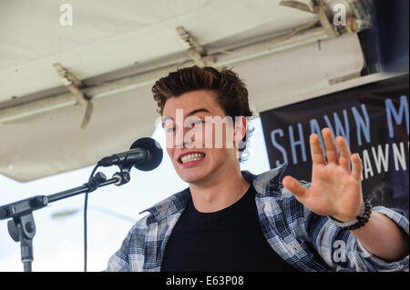 Toronto, Kanada. 13. August 2014. Sechzehn Jahre alten kanadischen Teenie Musiker Shawn Mendes ein Ständchen Fans bei einem Auftritt im Vorort Toronto Scarborough. Bildnachweis: Victor Biro/Alamy Live-Nachrichten Stockfoto