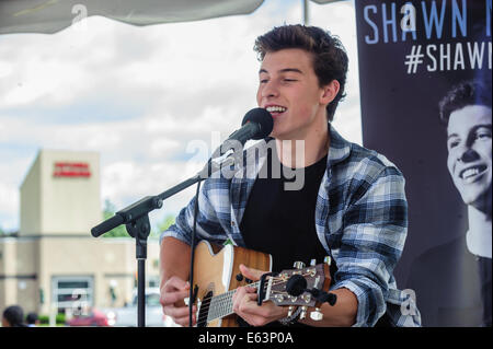 Toronto, Kanada. 13. August 2014. Sechzehn Jahre alten kanadischen Teenie Musiker Shawn Mendes ein Ständchen Fans bei einem Auftritt im Vorort Toronto Scarborough. Bildnachweis: Victor Biro/Alamy Live-Nachrichten Stockfoto