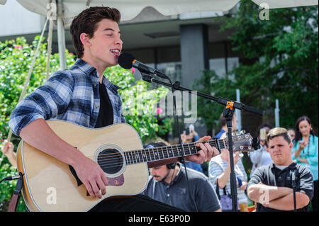 Toronto, Kanada. 13. August 2014. Sechzehn Jahre alten kanadischen Teenie Musiker Shawn Mendes ein Ständchen Fans bei einem Auftritt im Vorort Toronto Scarborough. Bildnachweis: Victor Biro/Alamy Live-Nachrichten Stockfoto